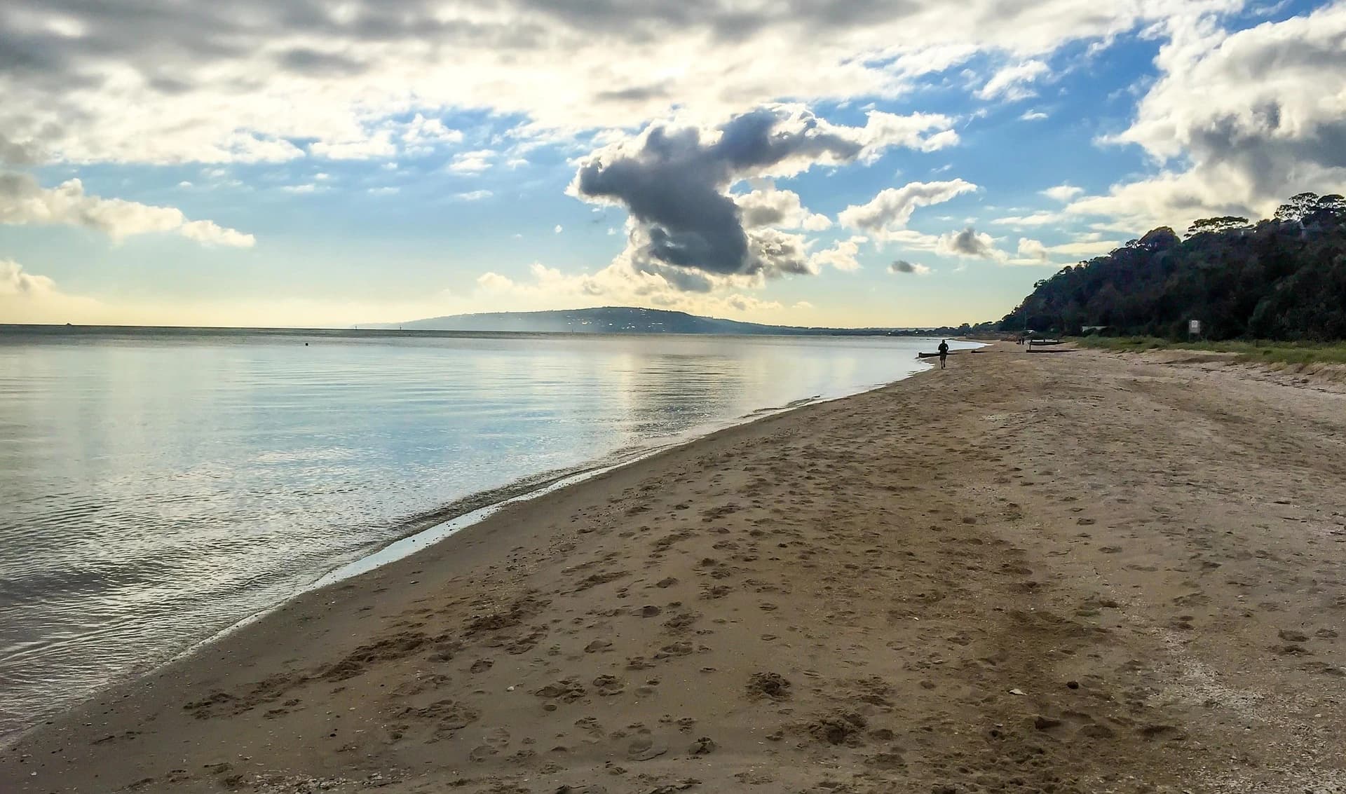 Calm bay water and open sand on the Port Phillip side of the Mornington Peninsula